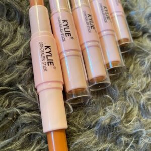 Corrector 2 en 1 Kylie $12 pza $120 dna