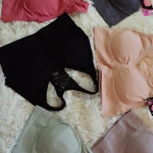 5587 top con detalle de encaje en la espalda