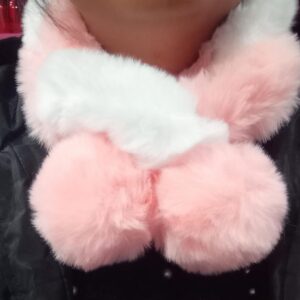 Coqueto cubre cuello trenzado de peluche