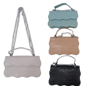 Bolsa tipo charol con cadena