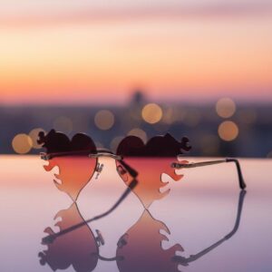 Lentes en forma de corazón en llamas